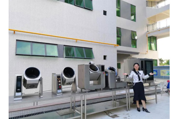自動炒菜機、萬能蒸烤箱設備展區