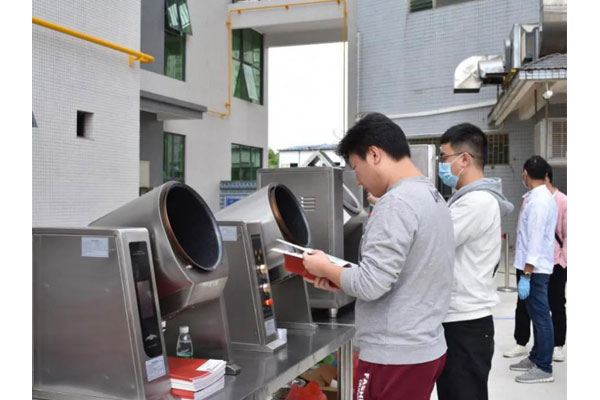 餐飲人士查看畫冊了解設備