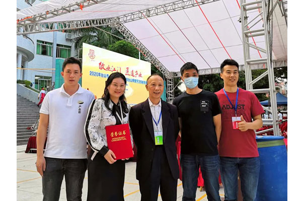 工作人員與廣州燒臘協會會長合影留念