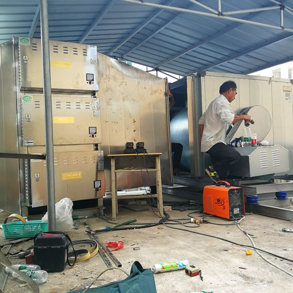 城南雙語學校食堂油煙抽排工程施工現場